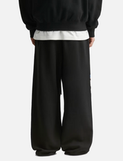 Fear of God Essentials NBA Lounge Sweatpant Black, pantalon de survêtement noir issu de la collaboration Fear of God Essentials x NBA au design minimaliste et confortable.