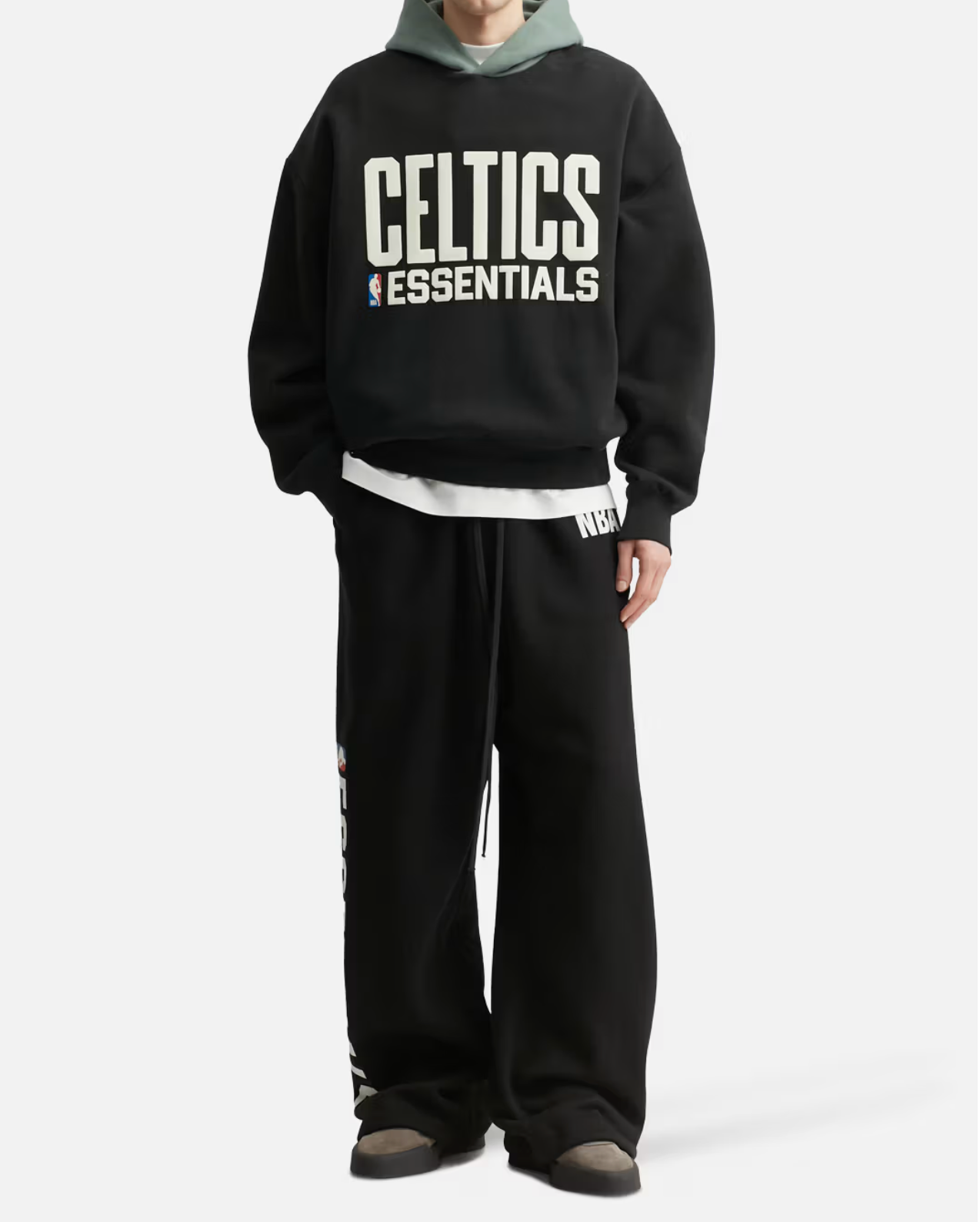 Fear of God Essentials NBA Lounge Sweatpant Black, pantalon de survêtement noir issu de la collaboration Fear of God Essentials x NBA au design minimaliste et confortable.