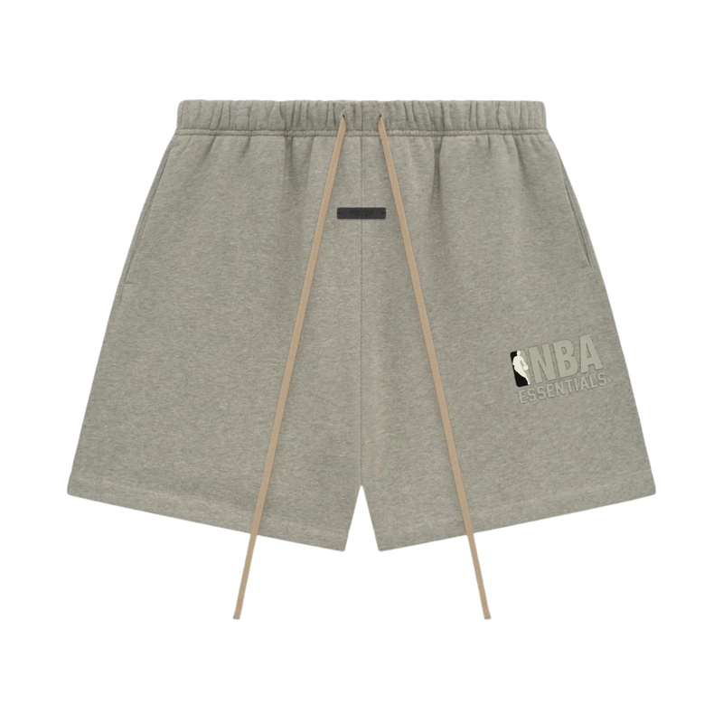 Fear of God Essentials NBA Sweatshorts Warm Heather, short en molleton coloris Warm Heather issu de la collaboration Fear of God Essentials x NBA au style minimaliste.