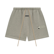 Fear of God Essentials NBA Sweatshorts Warm Heather, short en molleton coloris Warm Heather issu de la collaboration Fear of God Essentials x NBA au style minimaliste.