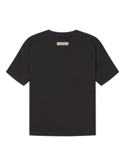 Fear of God Essentials 1977 T-Shirt Black en tissu noir doux, avec coupe ample, manches courtes, col rond classique et marquage 1977 distinctif.
