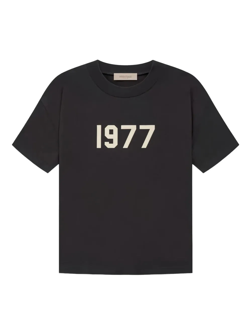 Fear of God Essentials 1977 T-Shirt Black en tissu noir doux, avec coupe ample, manches courtes, col rond classique et marquage 1977 distinctif.