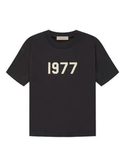 Fear of God Essentials 1977 T-Shirt Black en tissu noir doux, avec coupe ample, manches courtes, col rond classique et marquage 1977 distinctif.