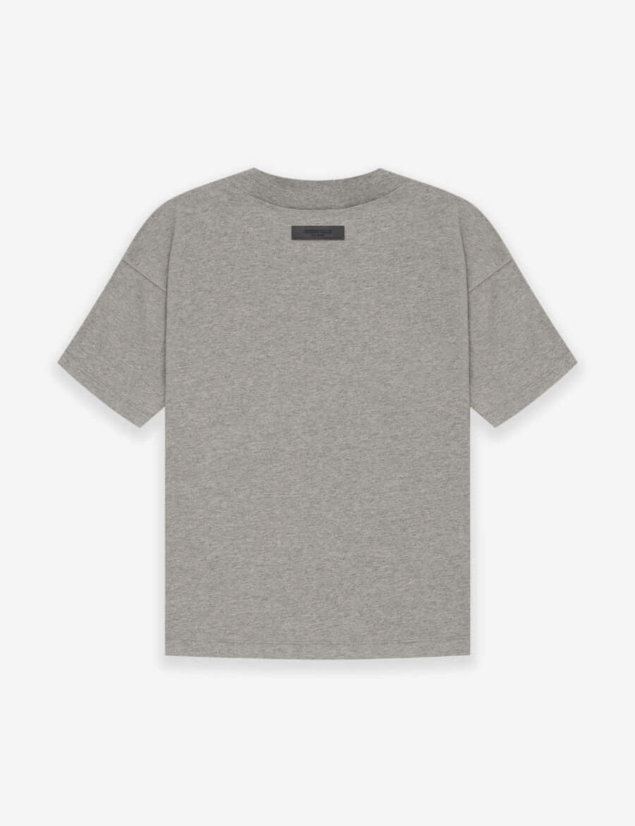 Fear of God Essentials 1977 T-Shirt Grey en tissu gris doux, avec coupe ample, manches courtes, col rond classique et marquage 1977 distinctif.