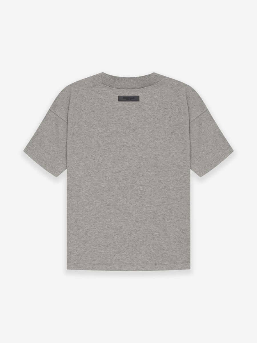 Fear of God Essentials 1977 T-Shirt Grey en tissu gris doux, avec coupe ample, manches courtes, col rond classique et marquage 1977 distinctif.