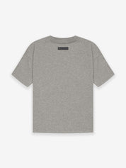 Fear of God Essentials 1977 T-Shirt Grey en tissu gris doux, avec coupe ample, manches courtes, col rond classique et marquage 1977 distinctif.