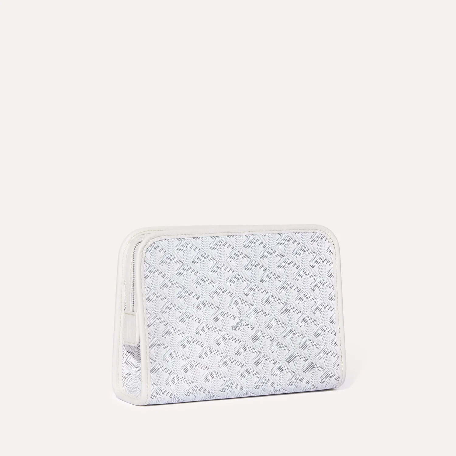 Goyard Jouvence Toiletry Bag PM White, trousse de toilette blanche en toile Goyardine avec détails en cuir et fermeture zippée.