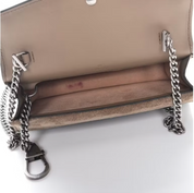 Gucci Dionysus GG Supreme Super Mini Bag Taupe en toile GG Supreme beige et ébène avec daim taupe, chaîne et fermeture tête de tigre.