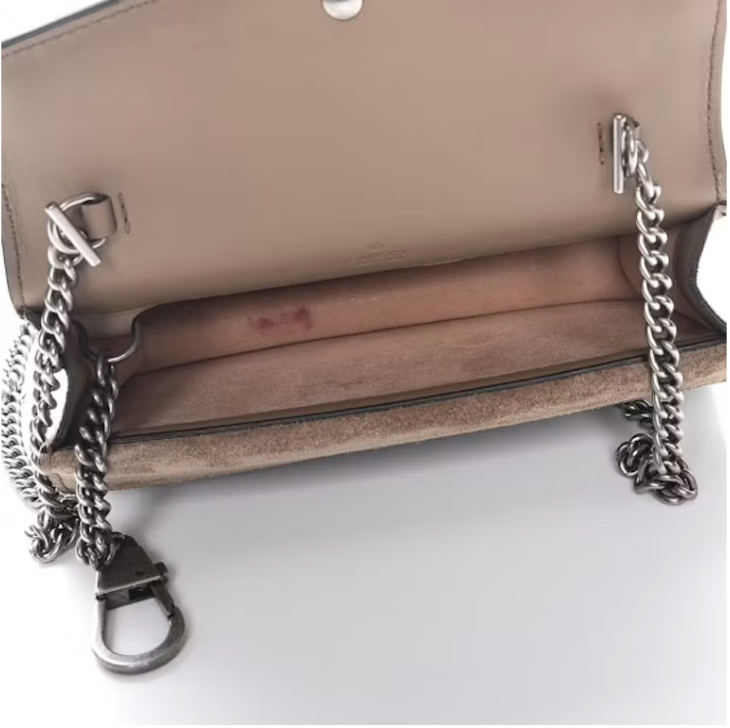 Gucci Dionysus GG Supreme Super Mini Bag Taupe en toile GG Supreme beige et ébène avec daim taupe, chaîne et fermeture tête de tigre.
