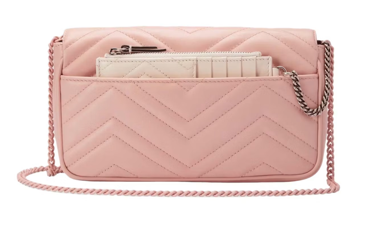 Gucci GG Marmont Mini Bag Light Pink en cuir rose clair matelassé avec Double G métallique et bandoulière chaîne.