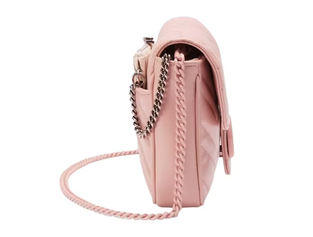 Gucci GG Marmont Mini Bag Light Pink en cuir rose clair matelassé avec Double G métallique et bandoulière chaîne.