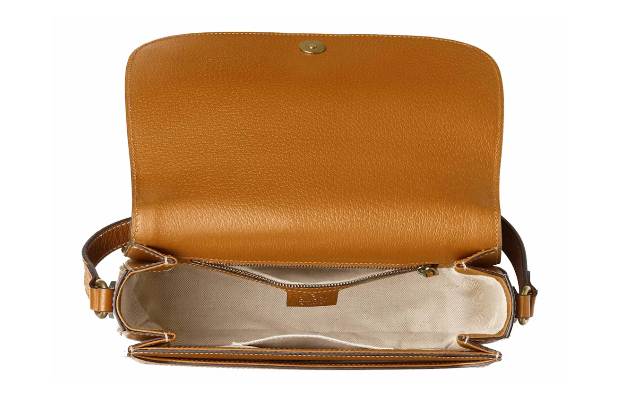 Gucci x Disney Shoulder Bag Mini GG Supreme Mickey Mouse Small Beige en canvas GG Supreme beige et ébène avec imprimé Mickey Mouse, cuir brun et détails dorés.