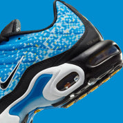 TN NAPOLI, PAIRE DE CHAUSSURE TYPE RUNNNING BLEU ET BLANCHE, VUE ZOOMER SUR L'ARRIERE DE LA PAIRE