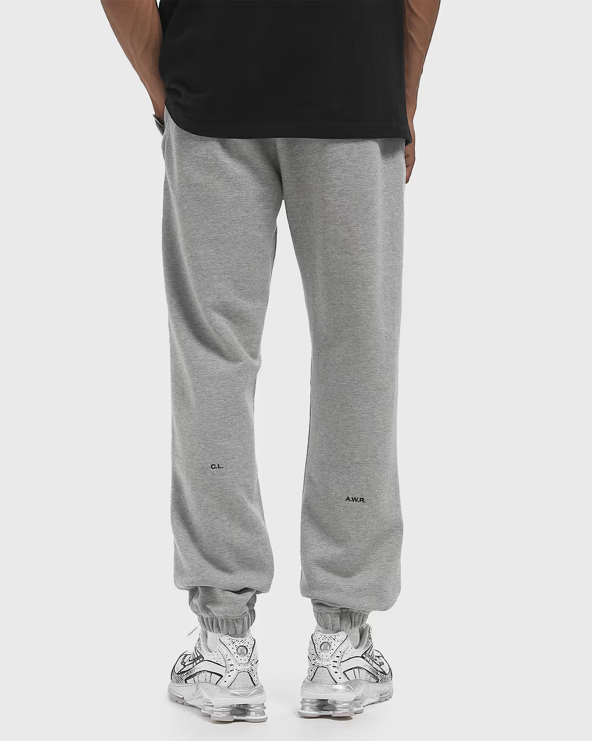 Nike x NOCTA Fleece CS Sweatpant Dark Grey Heather, pantalon fleece gris chiné avec poignets côtelés, poches zippées et détails NOCTA.