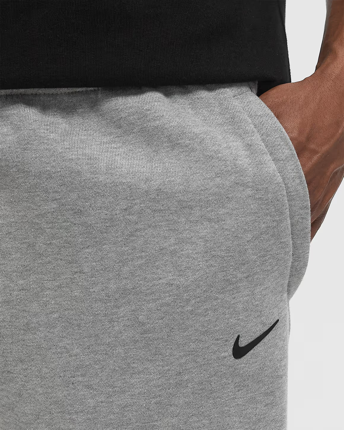 Nike x NOCTA Fleece CS Sweatpant Dark Grey Heather, pantalon fleece gris chiné avec poignets côtelés, poches zippées et détails NOCTA.