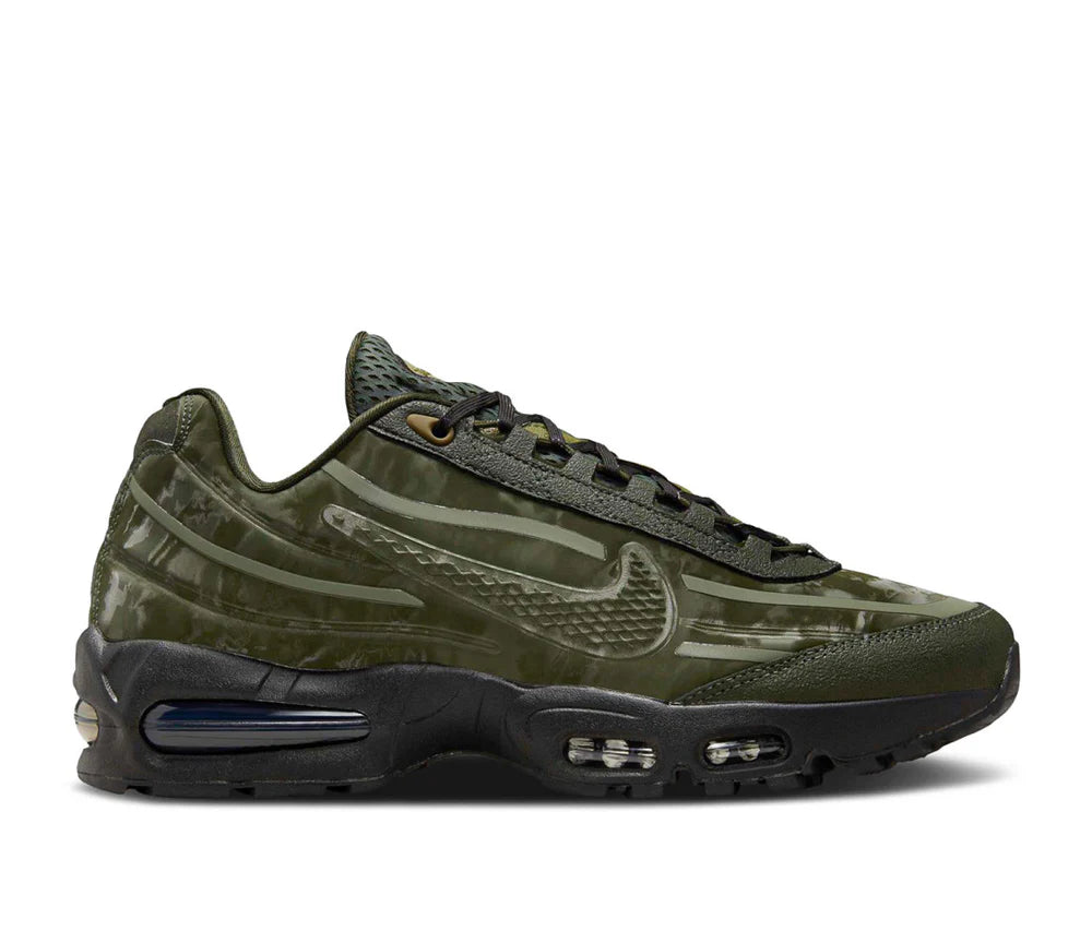 Sneakers Nike Air Max 95 SP Worksout Olive Black en textiles techniques kaki et noirs avec unités Air visibles et design ondulé iconique.Vue de coté 