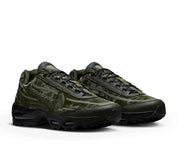 Sneakers Nike Air Max 95 SP Worksout Olive Black en textiles techniques kaki et noirs avec unités Air visibles et design ondulé iconique.Vue de profil