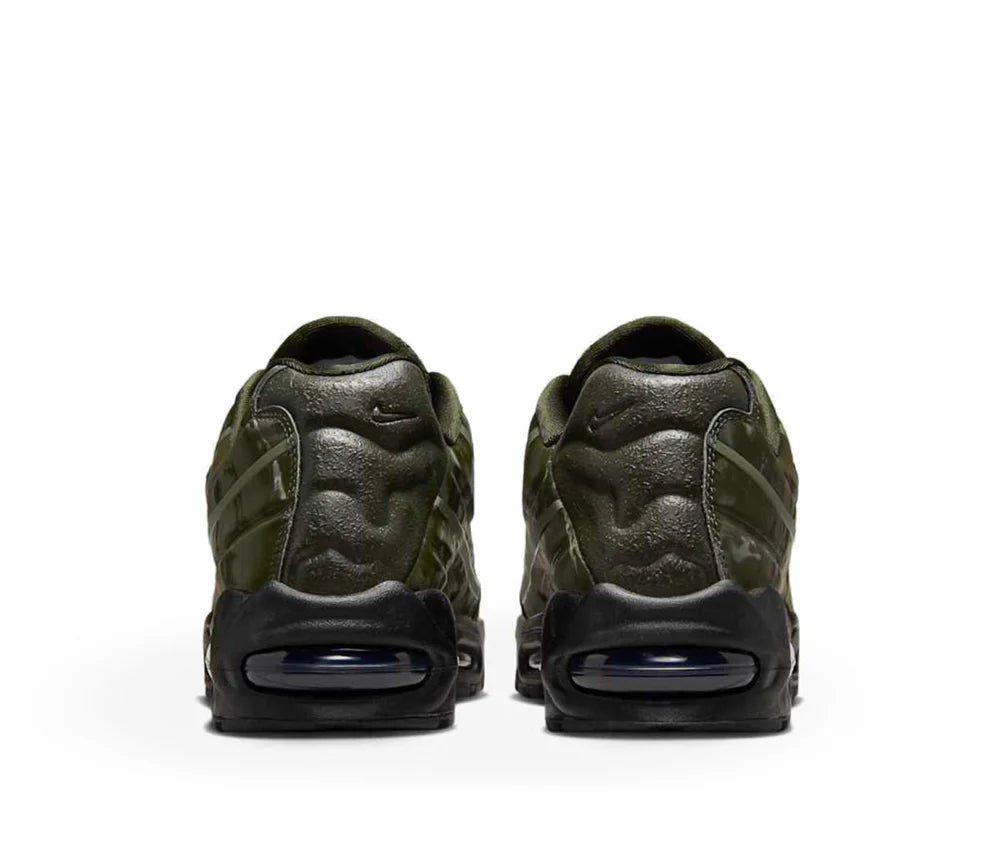 Sneakers Nike Air Max 95 SP Worksout Olive Black en textiles techniques kaki et noirs avec unités Air visibles et design ondulé iconique.Vue arrière 