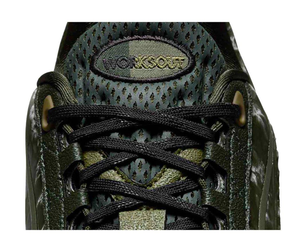 Sneakers Nike Air Max 95 SP Worksout Olive Black en textiles techniques kaki et noirs avec unités Air visibles et design ondulé iconique.Vue de face 