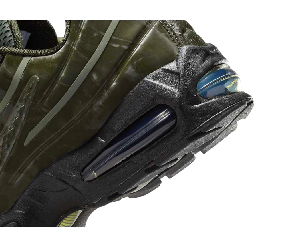 Sneakers Nike Air Max 95 SP Worksout Olive Black en textiles techniques kaki et noirs avec unités Air visibles et design ondulé iconique.Vue zoomer arrière 
