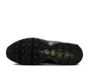 Sneakers Nike Air Max 95 SP Worksout Olive Black en textiles techniques kaki et noirs avec unités Air visibles et design ondulé iconique.Vue de la semelle extérieur 