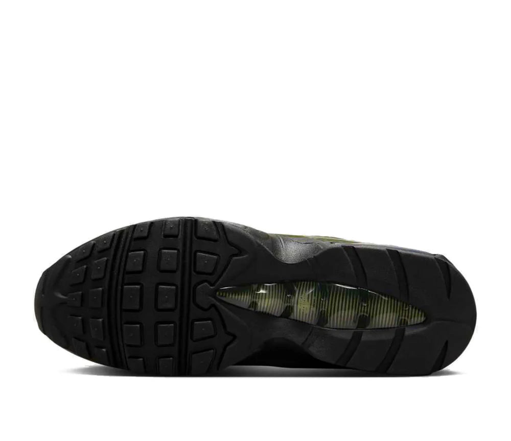 Sneakers Nike Air Max 95 SP Worksout Olive Black en textiles techniques kaki et noirs avec unités Air visibles et design ondulé iconique.Vue de la semelle extérieur 
