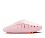 Slide Nike Mind 001 Pearl Pink en mousse rose nacrée avec semelle ergonomique et design minimaliste contemporain.