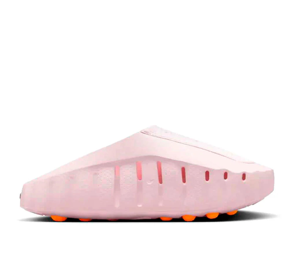Slide Nike Mind 001 Pearl Pink en mousse rose nacrée avec semelle ergonomique et design minimaliste contemporain.