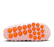 Slide Nike Mind 001 Pearl Pink en mousse rose nacrée avec semelle ergonomique et design minimaliste contemporain.