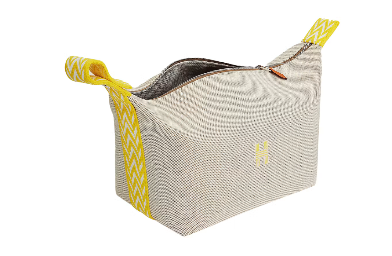 Hermes Case Bride-a-Brac Large Jaune Citron, grande trousse en toile beige avec bande jaune citron, logo H brodé et poignée supérieure à bouton-pression.