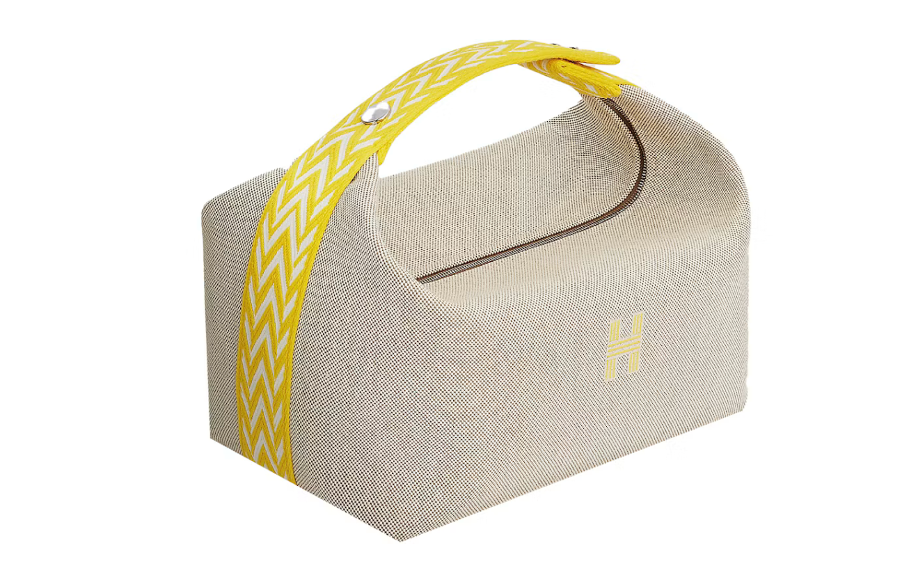 Hermes Case Bride-a-Brac Large Jaune Citron, grande trousse en toile beige avec bande jaune citron, logo H brodé et poignée supérieure à bouton-pression.