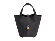 Hermes Picotin Lock 18 Bag Caban, sac seau en cuir taurillon Clémence bleu marine foncé, avec deux anses arrondies, lanière en cuir et cadenas.