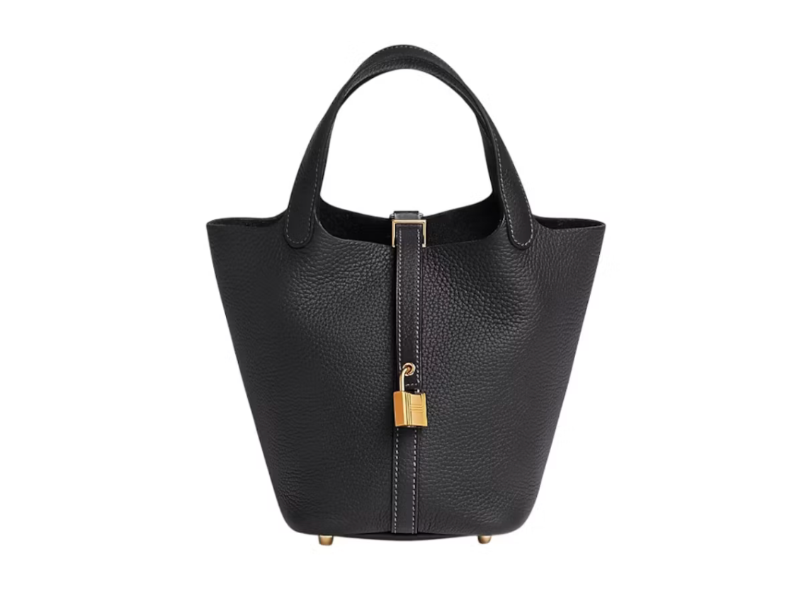Hermes Picotin Lock 18 Bag Caban, sac seau en cuir taurillon Clémence bleu marine foncé, avec deux anses arrondies, lanière en cuir et cadenas.