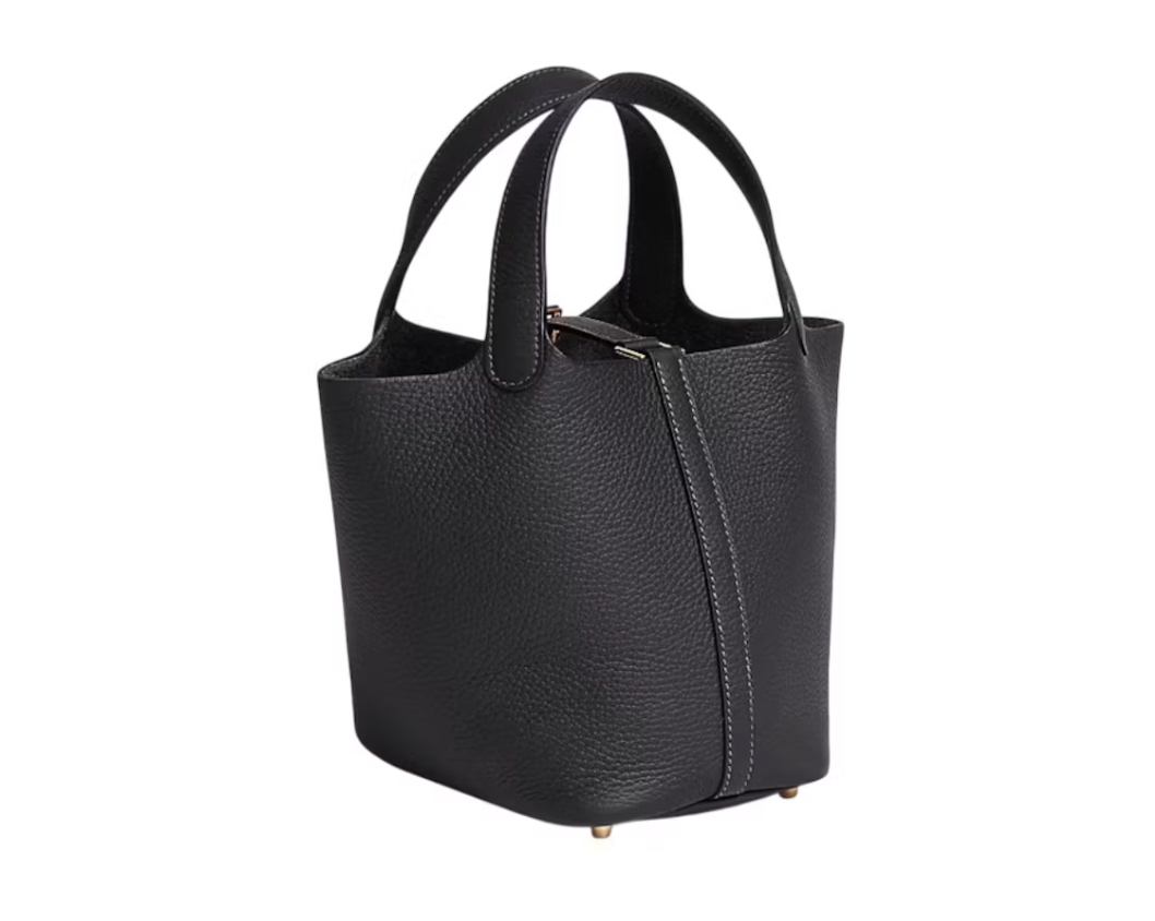 Hermes Picotin Lock 18 Bag Caban, sac seau en cuir taurillon Clémence bleu marine foncé, avec deux anses arrondies, lanière en cuir et cadenas.