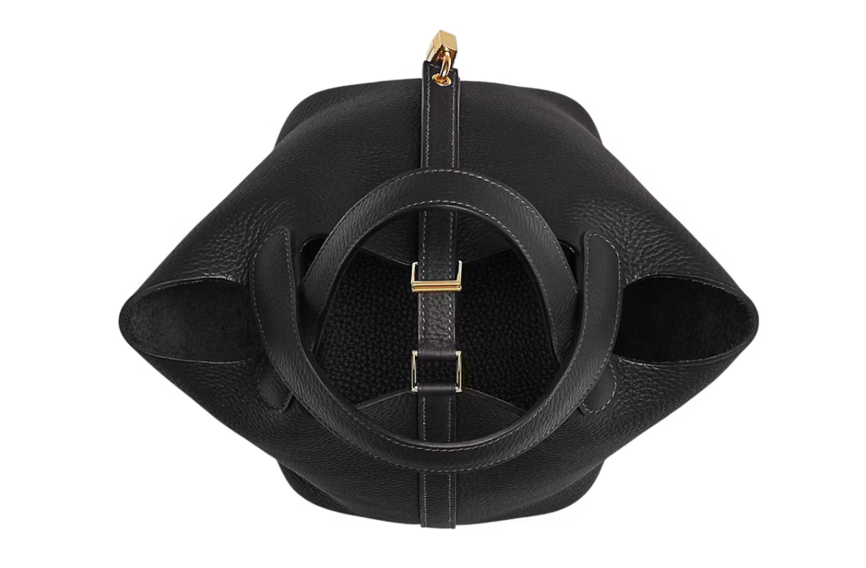 Hermes Picotin Lock 18 Bag Caban, sac seau en cuir taurillon Clémence bleu marine foncé, avec deux anses arrondies, lanière en cuir et cadenas.