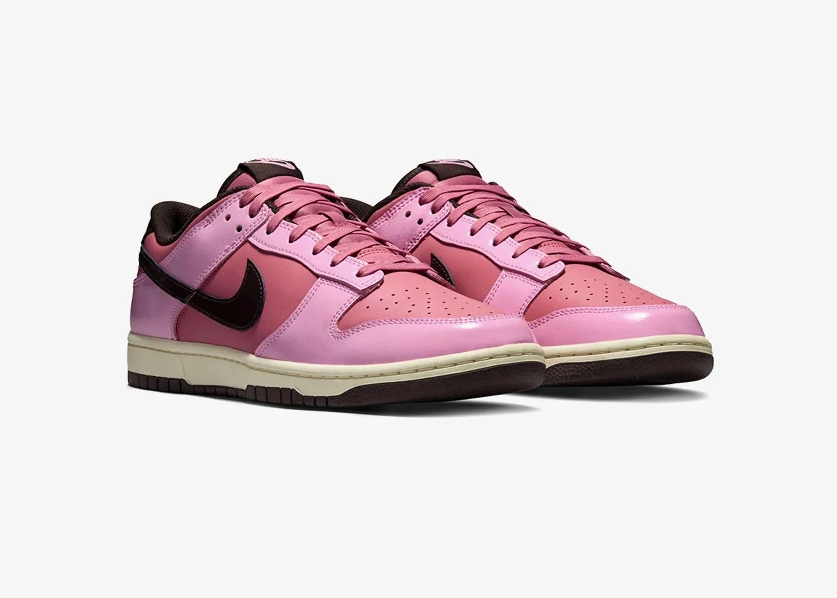Nike Dunk Low Retro Pink Donut avec tige en cuir rose, empiècements assortis, semelle intermédiaire en mousse et semelle extérieure en caoutchouc au style basketball emblématique.