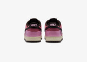 Nike Dunk Low Retro Pink Donut avec tige en cuir rose, empiècements assortis, semelle intermédiaire en mousse et semelle extérieure en caoutchouc au style basketball emblématique.