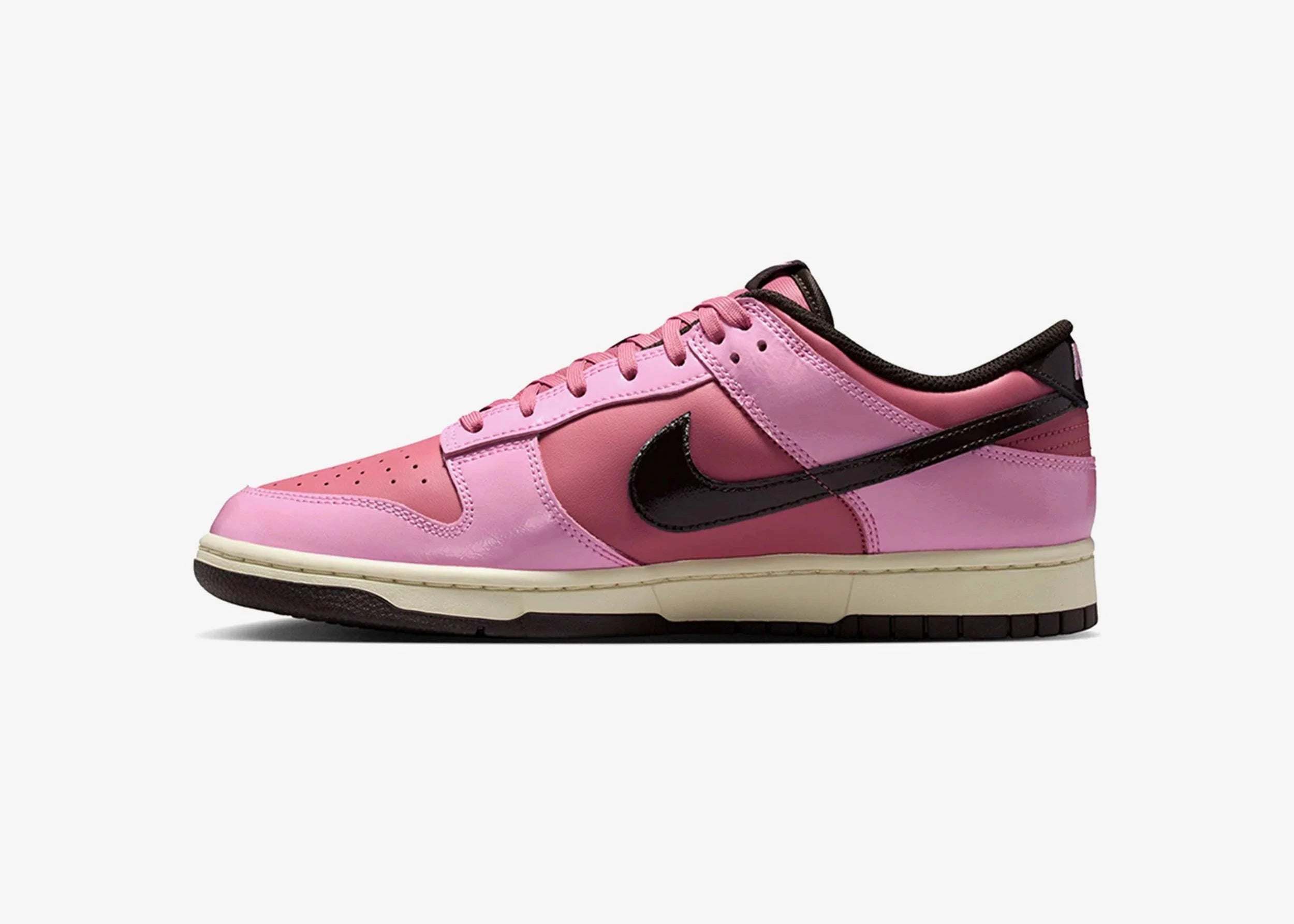 Nike Dunk Low Retro Pink Donut avec tige en cuir rose, empiècements assortis, semelle intermédiaire en mousse et semelle extérieure en caoutchouc au style basketball emblématique.
