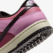 Nike Dunk Low Retro Pink Donut avec tige en cuir rose, empiècements assortis, semelle intermédiaire en mousse et semelle extérieure en caoutchouc au style basketball emblématique.