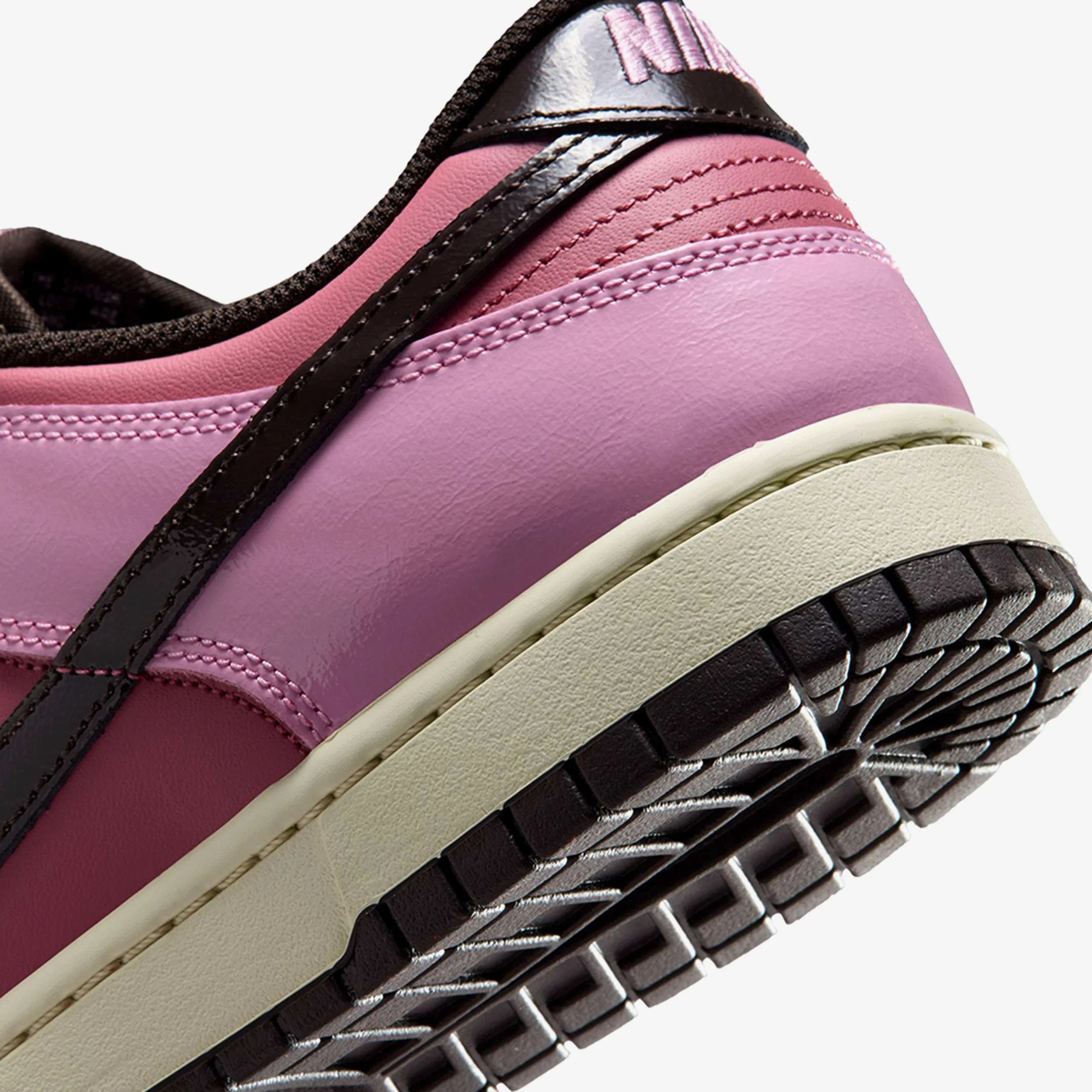 Nike Dunk Low Retro Pink Donut avec tige en cuir rose, empiècements assortis, semelle intermédiaire en mousse et semelle extérieure en caoutchouc au style basketball emblématique.