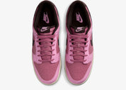 Nike Dunk Low Retro Pink Donut avec tige en cuir rose, empiècements assortis, semelle intermédiaire en mousse et semelle extérieure en caoutchouc au style basketball emblématique.