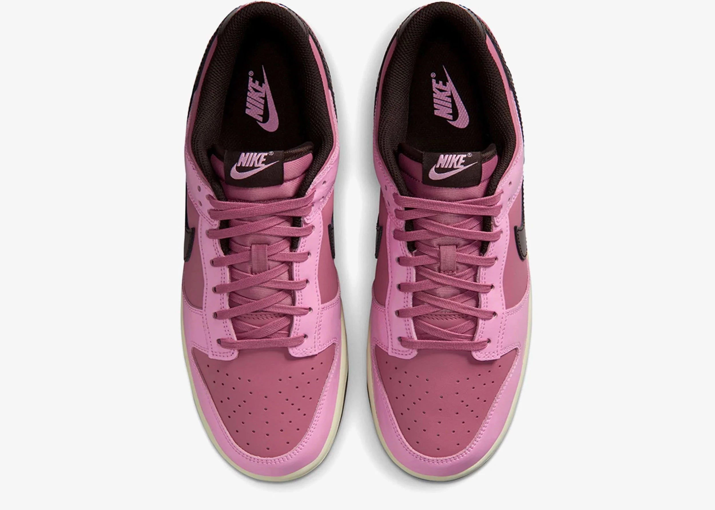 Nike Dunk Low Retro Pink Donut avec tige en cuir rose, empiècements assortis, semelle intermédiaire en mousse et semelle extérieure en caoutchouc au style basketball emblématique.