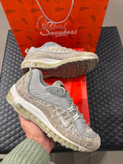 Air Max 98 Supreme Snakeskin d’occasion en état 8/10, matériaux en mesh et cuir motif serpent, coloris beige et crème, silhouette Nike Air Max 98 avec OG Box.