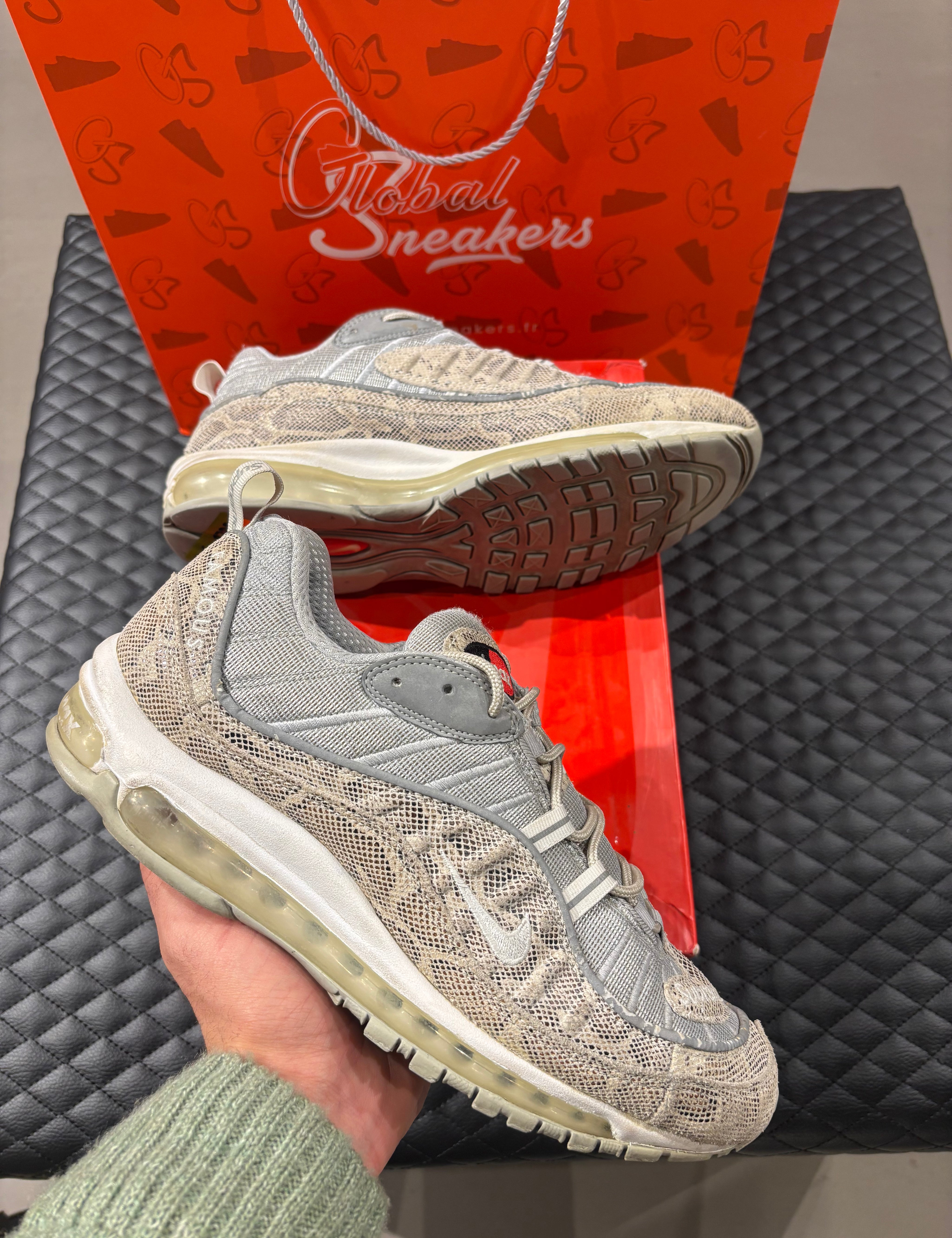 10, matériaux en mesh et cuir motif serpent, coloris beige et crème, silhouette Nike Air Max 98 avec OG Box.