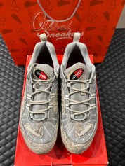 Air Max 98 Supreme Snakeskin d’occasion en état 8/10, matériaux en mesh et cuir motif serpent, coloris beige et crème, silhouette Nike Air Max 98 avec OG Box.