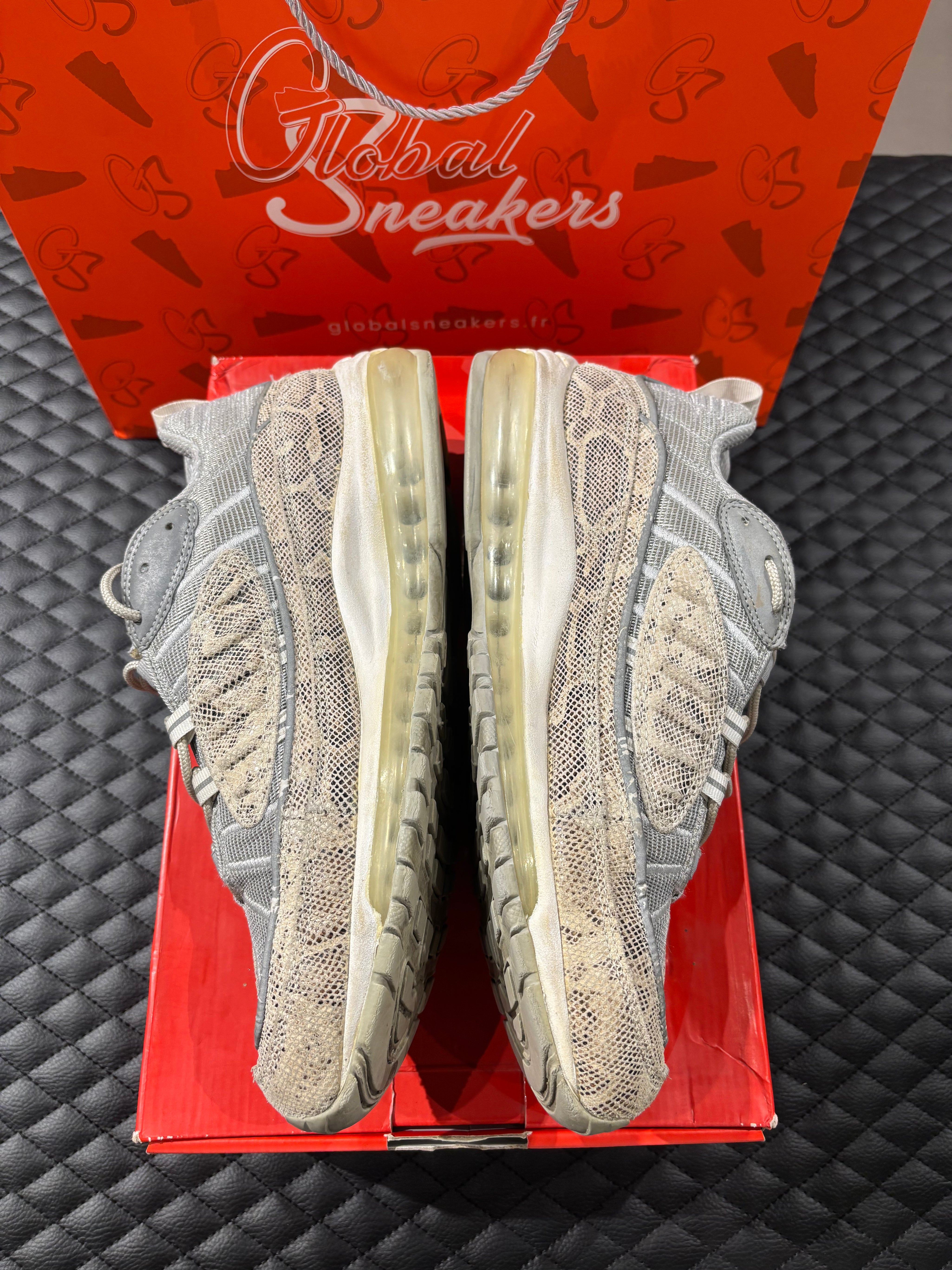 Air Max 98 Supreme Snakeskin d’occasion en état 8/10, matériaux en mesh et cuir motif serpent, coloris beige et crème, silhouette Nike Air Max 98 avec OG Box.