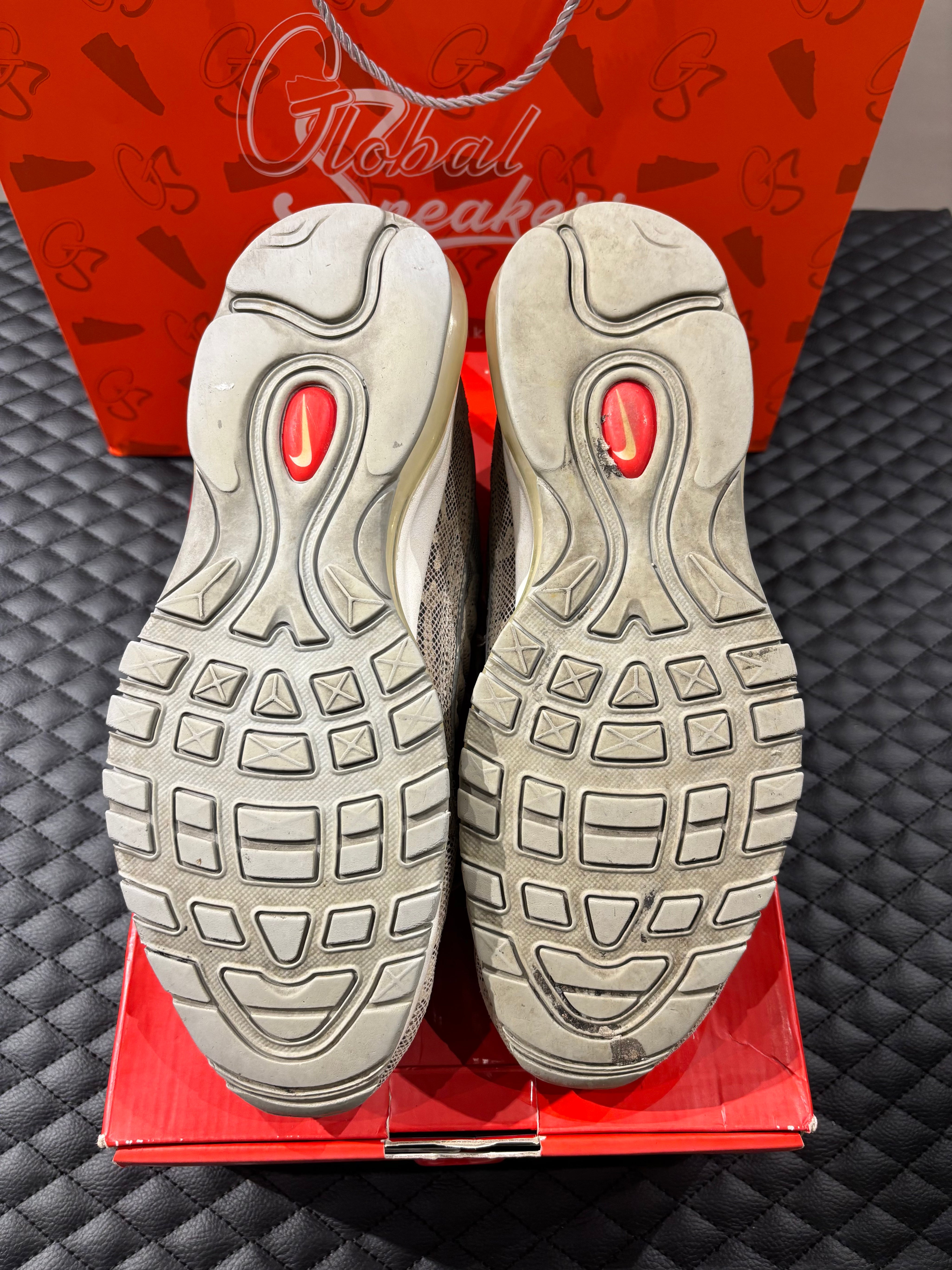 Air Max 98 Supreme Snakeskin d’occasion en état 8/10, matériaux en mesh et cuir motif serpent, coloris beige et crème, silhouette Nike Air Max 98 avec OG Box.