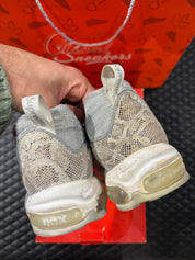 Air Max 98 Supreme Snakeskin d’occasion en état 8/10, matériaux en mesh et cuir motif serpent, coloris beige et crème, silhouette Nike Air Max 98 avec OG Box.