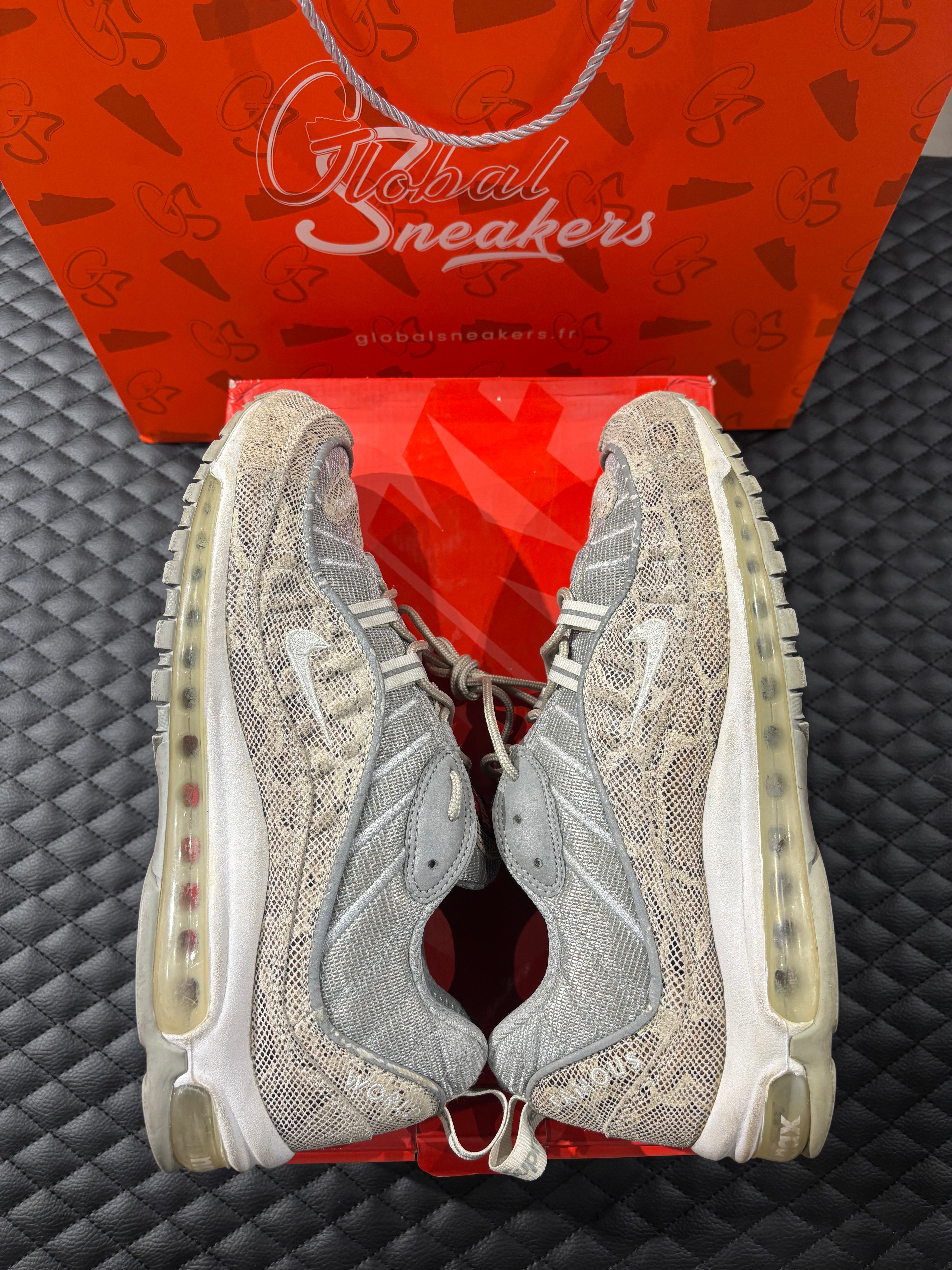Air Max 98 Supreme Snakeskin d’occasion en état 8/10, matériaux en mesh et cuir motif serpent, coloris beige et crème, silhouette Nike Air Max 98 avec OG Box.