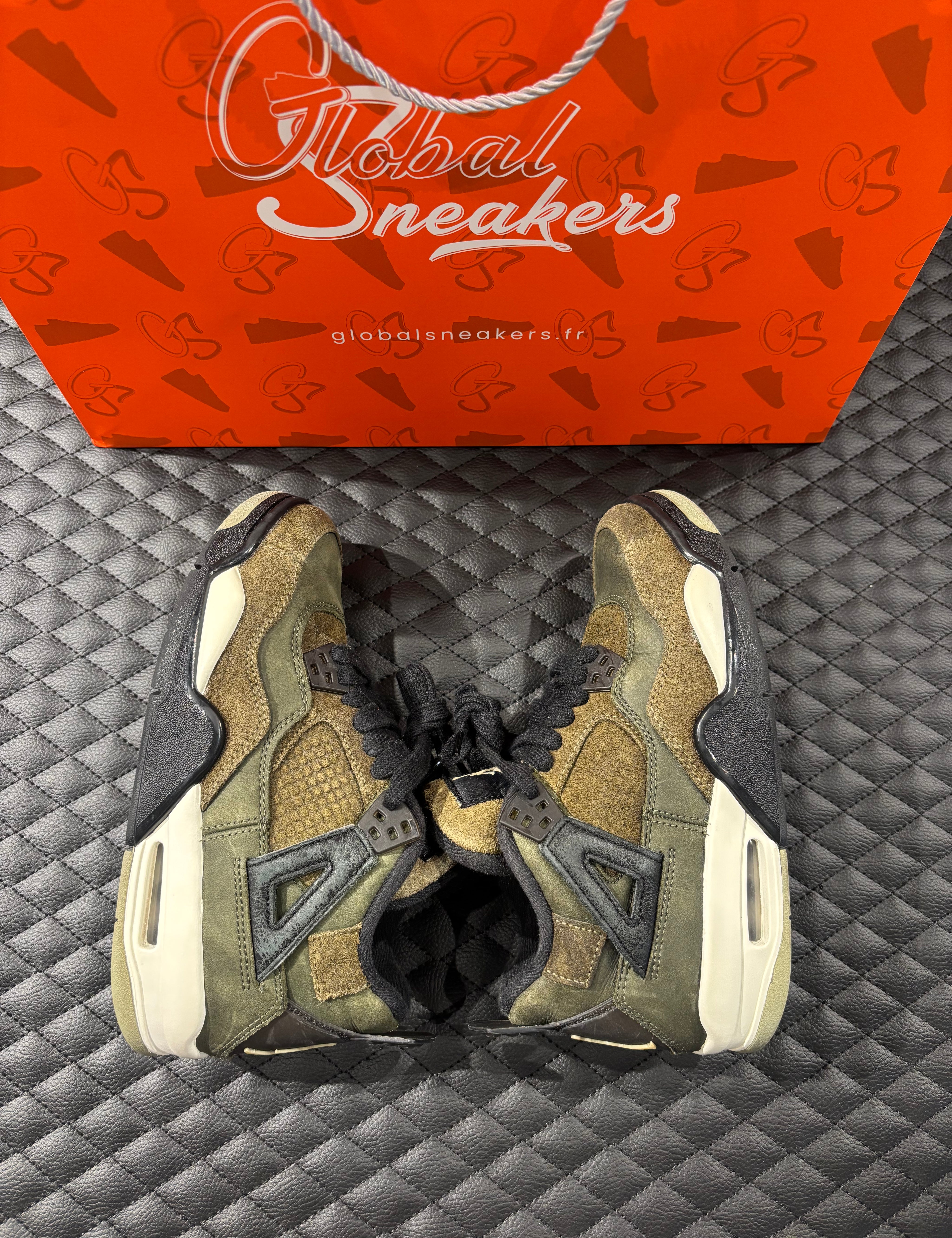 10, suède et cuir synthétique texturé, coloris vert olive, sneaker sans boîte.